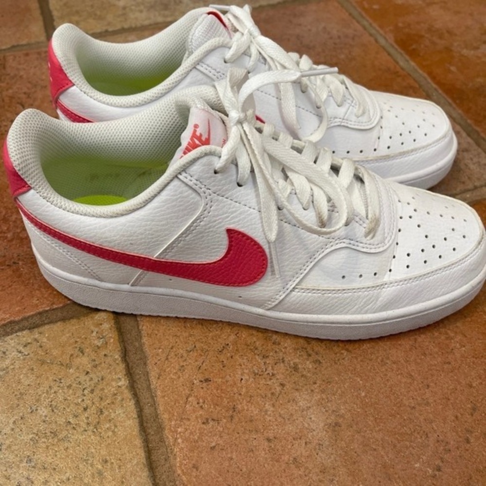 Nike sneaker salmon pink swoosh size 9.5